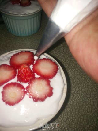 草莓红花杯子蛋糕的做法步骤：18