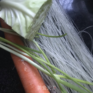 胡萝卜拌粉丝的做法步骤：1