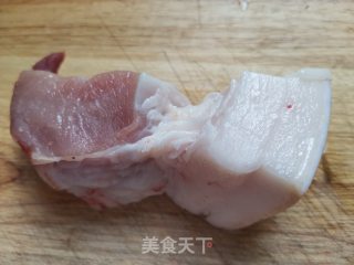 老干妈蒸肉的做法步骤：1