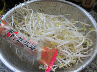 虾味球炒绿豆芽的做法步骤：1