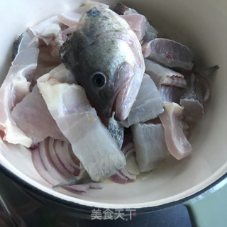 辣酱焖鲈鱼的做法步骤：6