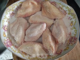 蒜香可乐焖鸡翅的做法步骤：1