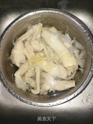 春笋尖猪肉饺子的做法步骤：1
