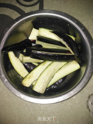 鱼香茄子的做法步骤：1