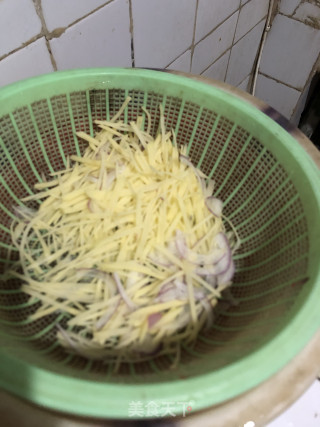 青椒土豆丝的做法步骤：1