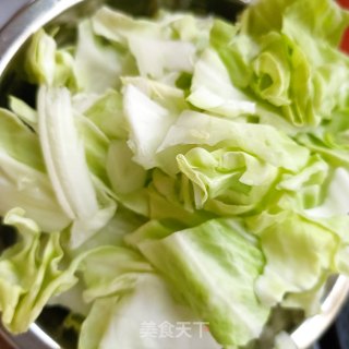 麻辣肠炒包菜的做法步骤：1