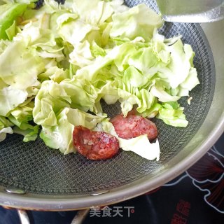 麻辣肠炒包菜的做法步骤：7