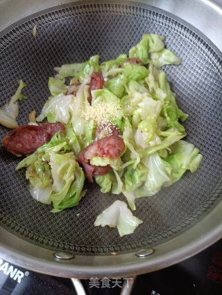 麻辣肠炒包菜的做法步骤：9