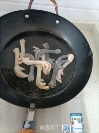 鸡爪鱼胶汤的做法步骤：1