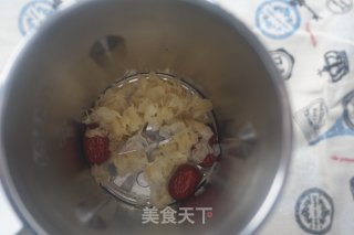 红枣银耳桃胶桂圆羹的做法步骤：2