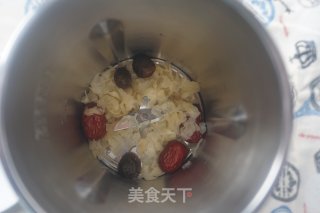 红枣银耳桃胶桂圆羹的做法步骤：3