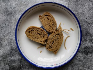 香菜红油豆腐丝的做法步骤：2