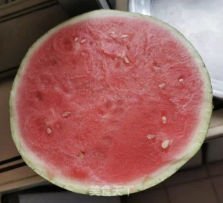 鲜榨西瓜汁的做法步骤：1