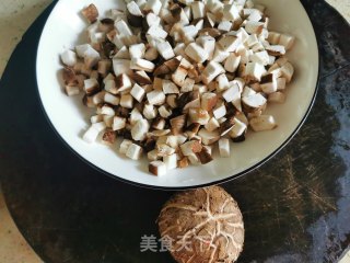 香菇马蹄腊肠馅艾角的做法步骤：3
