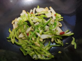 西红柿炒鸡蛋（配点绿色菜）的做法步骤：1