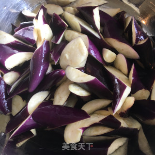 毛豆烧茄子的做法步骤：1