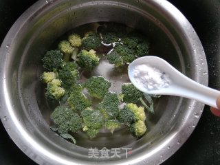 西蓝花炒蛋皮的做法步骤：2