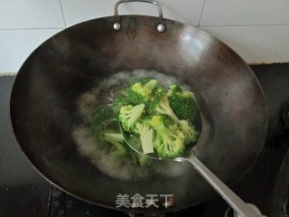 西蓝花炒蛋皮的做法步骤：7