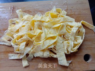西蓝花炒蛋皮的做法步骤：9