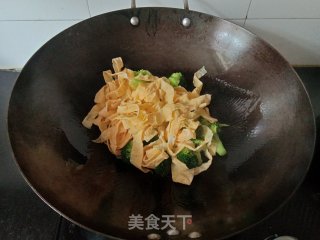 西蓝花炒蛋皮的做法步骤：11