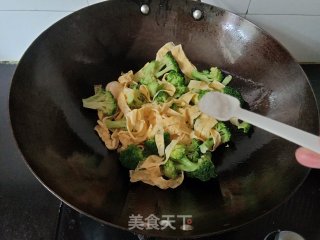 西蓝花炒蛋皮的做法步骤：12