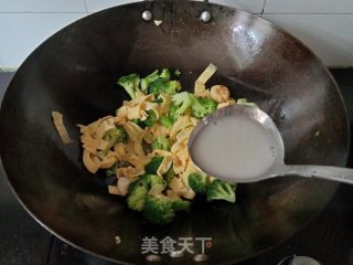 西蓝花炒蛋皮的做法步骤：13