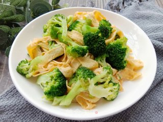 西蓝花炒蛋皮的做法步骤：14