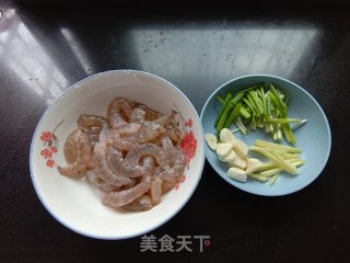 葱爆虾仁的做法步骤：1