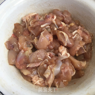 青椒毛豆烧鸡肉的做法步骤：1
