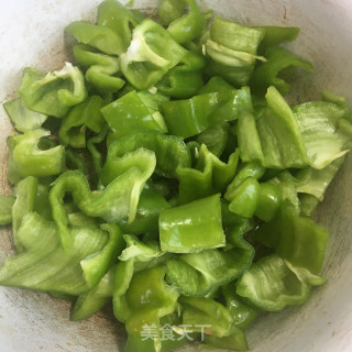 青椒毛豆烧鸡肉的做法步骤：5