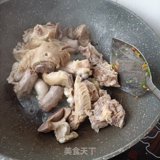 土豆烧鸡公的做法步骤：12