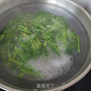 麻辣肠炒菠菜梗的做法步骤：6