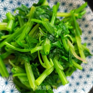 麻辣肠炒菠菜梗的做法步骤：7