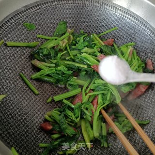 麻辣肠炒菠菜梗的做法步骤：10