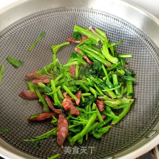 麻辣肠炒菠菜梗的做法步骤：11