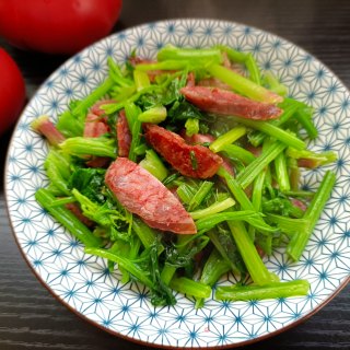 麻辣肠炒菠菜梗的做法步骤：12