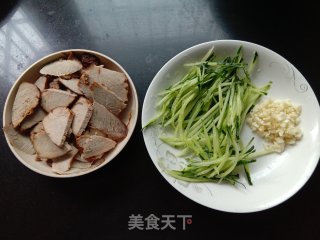 黄瓜拌卤肉的做法步骤：1
