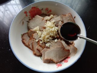 黄瓜拌卤肉的做法步骤：2