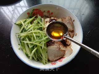 黄瓜拌卤肉的做法步骤：7