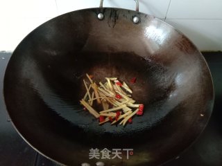 姜丝香菜炒肉丝的做法步骤：2