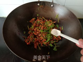 姜丝香菜炒肉丝的做法步骤：8