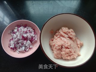 炸奥尔良洋葱肉丸的做法步骤：1