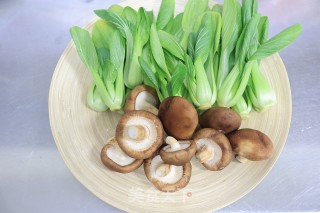 香菇油菜的做法步骤：1