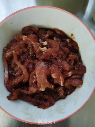 肉丝炒洋葱的做法步骤：1