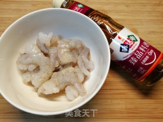 夏天开胃瘦身美食～菠萝炒虾球的做法步骤：2