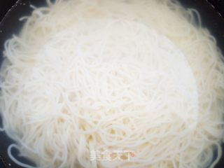 鸡丝凉面的做法步骤：1
