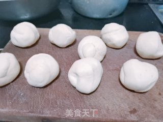 早上起来，做一个咸香可口的馅饼，再搭配一碗粥或者豆浆！是不是很暖胃！的做法步骤：3