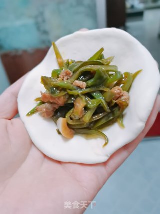 早上起来，做一个咸香可口的馅饼，再搭配一碗粥或者豆浆！是不是很暖胃！的做法步骤：4