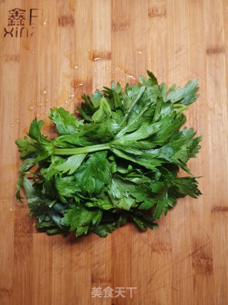 芹菜叶鸡蛋饼的做法步骤：1