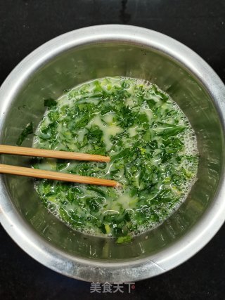 芹菜叶鸡蛋饼的做法步骤：4